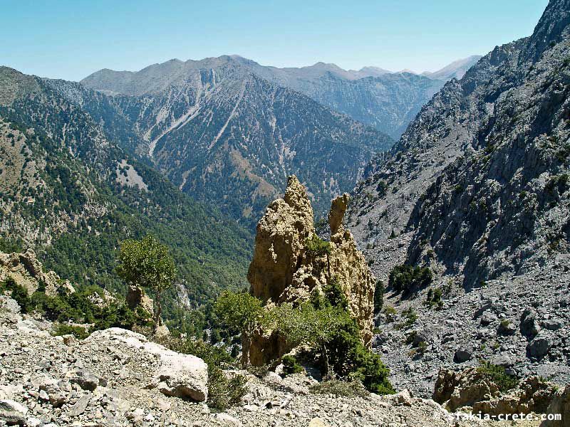 Photo report of a walk up Mount Gingilos above Samaria gorge, Sfakia, July and September 2007