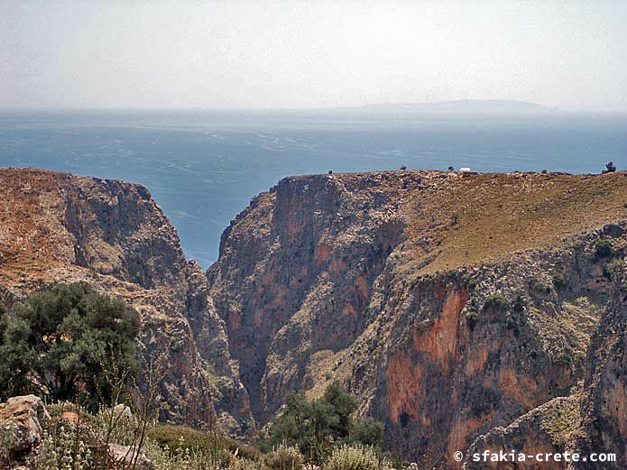 Photo report of walking around the mountains of Sfakia, Crete, May 2004